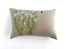 Load image into Gallery viewer, WHITE BOTTLEBRUSH ERICA light linen scatter