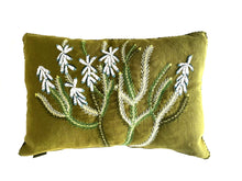 Load image into Gallery viewer, WHITE BOTTLEBRUSH ERICA heavy linen scatter