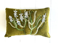 Load image into Gallery viewer, WHITE BOTTLEBRUSH ERICA heavy linen scatter