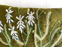 Load image into Gallery viewer, WHITE BOTTLEBRUSH ERICA heavy linen scatter