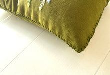 Load image into Gallery viewer, WHITE BOTTLEBRUSH ERICA heavy linen scatter