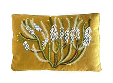 Load image into Gallery viewer, WHITE BOTTLEBRUSH ERICA heavy linen box