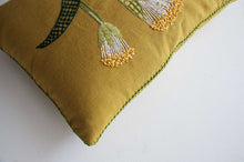 Load image into Gallery viewer, WHITE PAINTBRUSH LILY heavy linen scatter