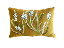 Load image into Gallery viewer, WHITE BOTTLEBRUSH ERICA heavy linen scatter
