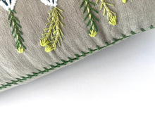 Load image into Gallery viewer, WHITE BOTTLEBRUSH ERICA light linen scatter
