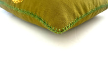 Load image into Gallery viewer, WHITE PAINTBRUSH LILY heavy linen scatter
