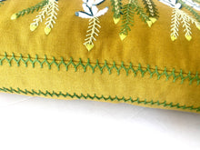 Load image into Gallery viewer, WHITE BOTTLEBRUSH ERICA heavy linen box
